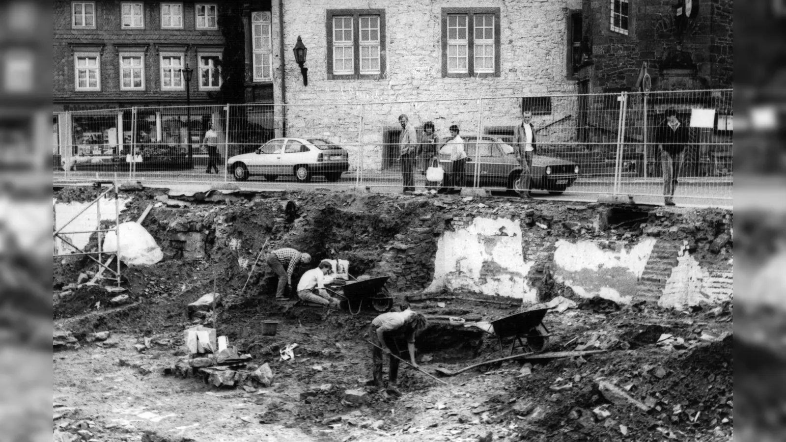 1988: Anfangszeit der Stadtarchäologie in Höxter im sogenannten Postquartier – erste Grabungen legen die Grundlagen für 40 Jahre erfolgreiche Forschungsarbeit. (Foto: Stadtarchiv)