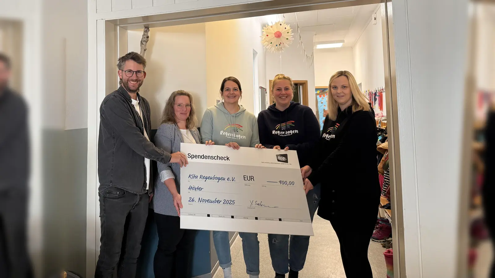 Übergabe des Schecks (v.l.): Yannick Sielemann, Christina Neumann von der Agentur fee, Katharina Vieth, Isabell Löseke und Verena Gonzaga (Kita Regenbogen e.V.). (Foto: privat)