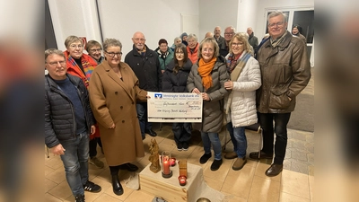 Mit 500 Euro unterstützt der Kolping-Bezirksverband Warburg die in finanzieller Notlage befindliche medizinische Versorgung der Menschen in Brody/Ukraine. Auf dem Foto sind vorne Kolping-Vorstände und Organisatoren der Friedensgebetsgemeinschaft mit Werner Dürdoth (v.l.), Brigitte Urspruch, Birgit Conze, Ute Dohmann-Bannenberg, Rainer Bieling, Lolita Bugreeva. Angelika Flore, Mathilde Wilhelms und August Wilhelms. (Foto: privat)