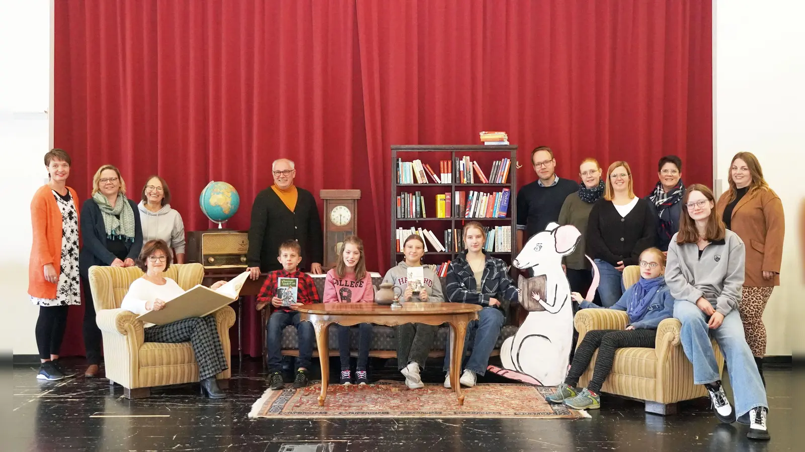 Auch die stellvertretende Bürgermeisterin Ursula Grewe (vorne links sitzend) unterstützt die Gemeinschaftsaktion und liest am 17.11. aus dem Buch „Die langweiligste Schule der Welt“ vor. (Foto: Stadt Brakel)