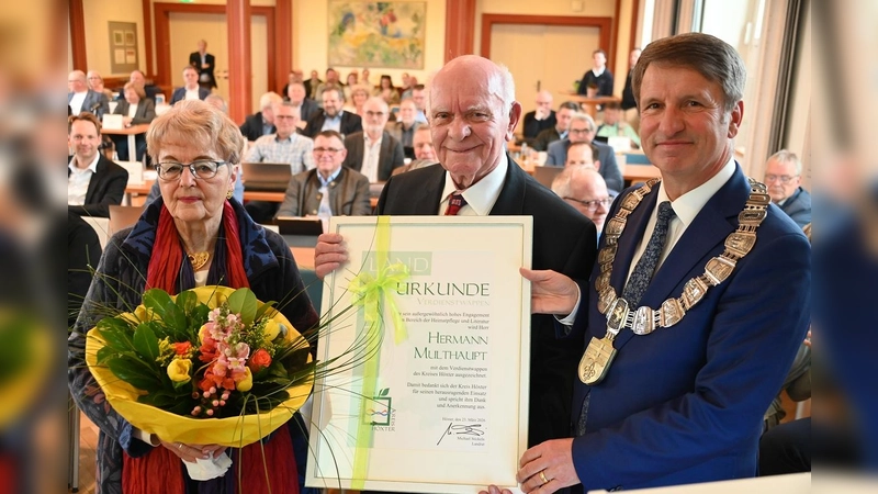 Urkundenübergabe: Landrat Michael Stickeln verlieh das Verdienstwappen in Gold des Kreises Höxter an den Journalisten und Schriftsteller Hermann Multhaupt. Die Freude darüber ist auch bei Ehefrau Traute Multhaupt groß. (Foto: Kreis Höxter)