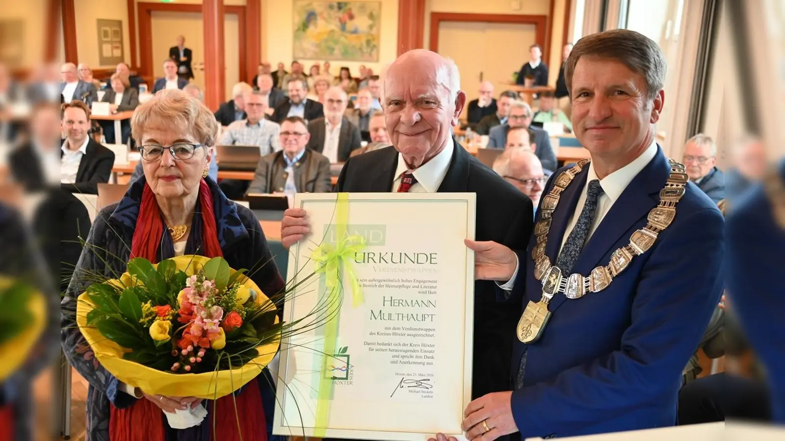 Urkundenübergabe: Landrat Michael Stickeln verlieh das Verdienstwappen in Gold des Kreises Höxter an den Journalisten und Schriftsteller Hermann Multhaupt. Die Freude darüber ist auch bei Ehefrau Traute Multhaupt groß. (Foto: Kreis Höxter)