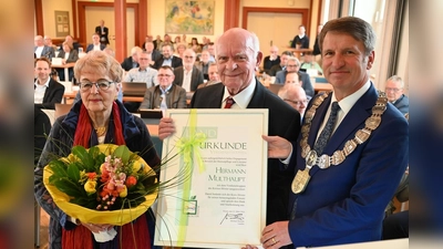 Urkundenübergabe: Landrat Michael Stickeln verlieh das Verdienstwappen in Gold des Kreises Höxter an den Journalisten und Schriftsteller Hermann Multhaupt. Die Freude darüber ist auch bei Ehefrau Traute Multhaupt groß. (Foto: Kreis Höxter)