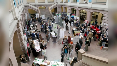 Unter dem Titel „Praxismatch Soziale Arbeit“ treffen HAWK-Studierende und Einrichtungen der Region im Lichthof aufeinander. (Foto: HAWK)