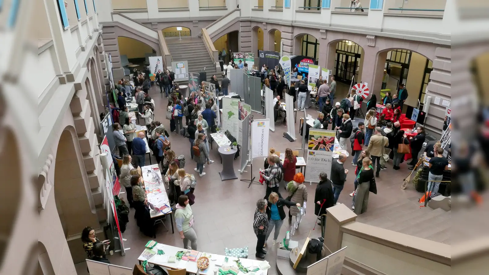 Unter dem Titel „Praxismatch Soziale Arbeit“ treffen HAWK-Studierende und Einrichtungen der Region im Lichthof aufeinander. (Foto: HAWK)