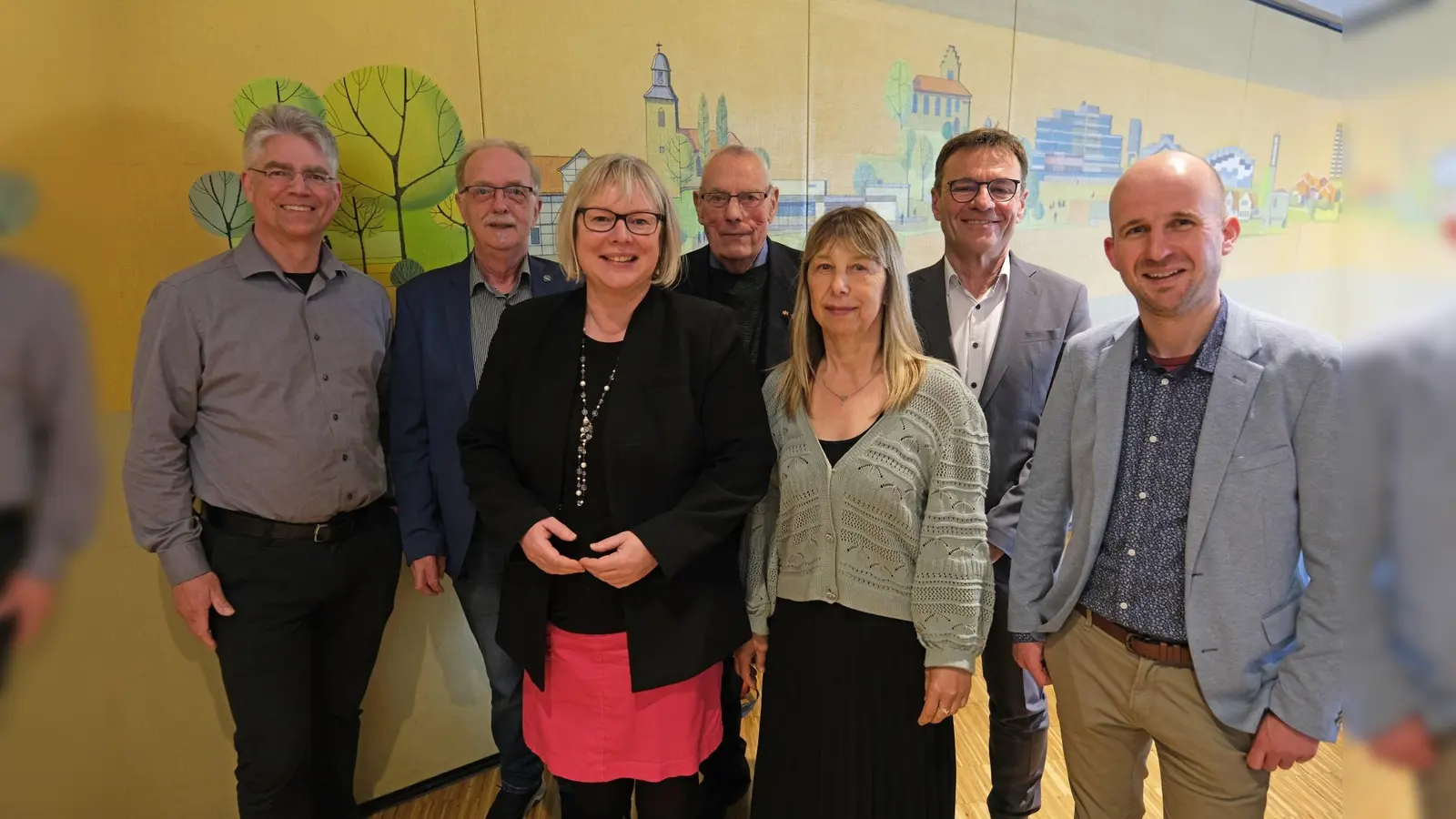 Jörg Roßberg, Leiter des Fachbereichs Soziale Dienste und Migration des Landkreises, Wilfried Diederich, Beauftragter für Barrierefreiheit im VdK-Bezirksverband Kassel, Vizelandrätin Silke Engler, Jürgen Damm, Oberst a.D., Doris Brandstetter, Behindertenbeauftragte Landkreis Kassel, Winfried Kron, Referatsleiter beim Hessischen Ministerium für Soziales und Integration und Tobias Rauscher, Teamleiter Tiefbau Bad Arolsen, freuen sich über den intensiven Austausch zum Thema „Inklusion“. (Foto: Tauber/Landkreis Kassel)