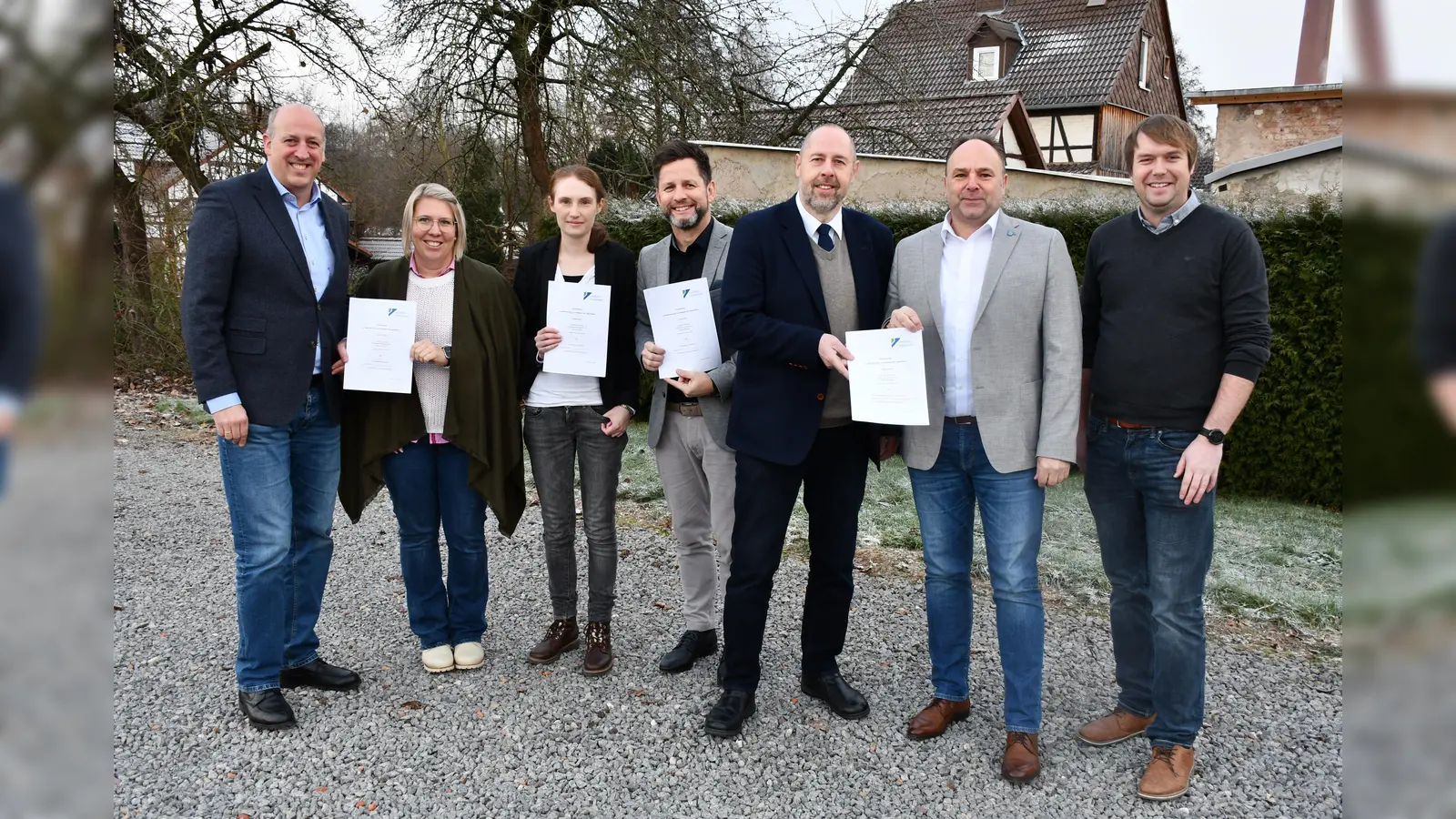 Wollen die Jugendarbeit künftig gemeinsam intensivieren (v.l.): Thomas Junker (Samtgemeindebürgermeister Bevern), Sarah Humburg (Erste Kreisrätin und Dezernentin fürs Jugendamt), Alena Fries (allgemeine Vertreterin des Bürgermeisters der Stadt Holzminden), Tino Wenkel (Samtgemeindebürgermeister Boffzen), Wolfgang Anders (Samtgemeindebürgermeister Eschershausen-Stadtoldendorf), Landrat Michael Schünemann und Sebastian Rode (Samtgemeindebürgermeister Bodenwerder-Polle). (Foto: Peter Drews/Landkreis Holzminden)