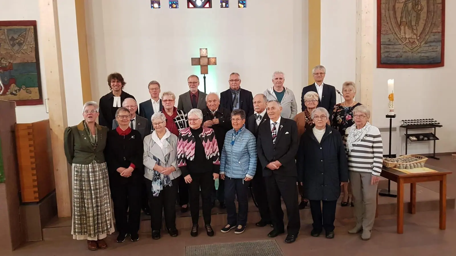 (V.l.) unten: Ellen Fricke geb. Gundermann (50), Sigrid Hille geb. Ilse (60), Birgitt Munsch geb Rothhaus (60), Vera Brill geb. Fuhrhop (65),Helga Fauth geb. Müller (65), Karl Friedebold (70), Roswitha Becker geb. Waldeck (60), Ute Gaminek geb. Kiener (60), mittlere Reihe: Bernd Ewers (60), Gisela Schreiber geb. Aßhauer (60), Harald Henke (60), Dr.Rolf Nelle (65), Christa Neumann geb. Helmbrecht (60), Inge Solibieda geb. Walles (60), obere Reihe: Pfarrer Daniel Fricke, Gerald Geiling (50), Dietmar Geiling (50), Jürgen Pedall (50), Dieter Röttger (50) und Fred Kösterke (50).<br> (Foto: G. Schreiber)