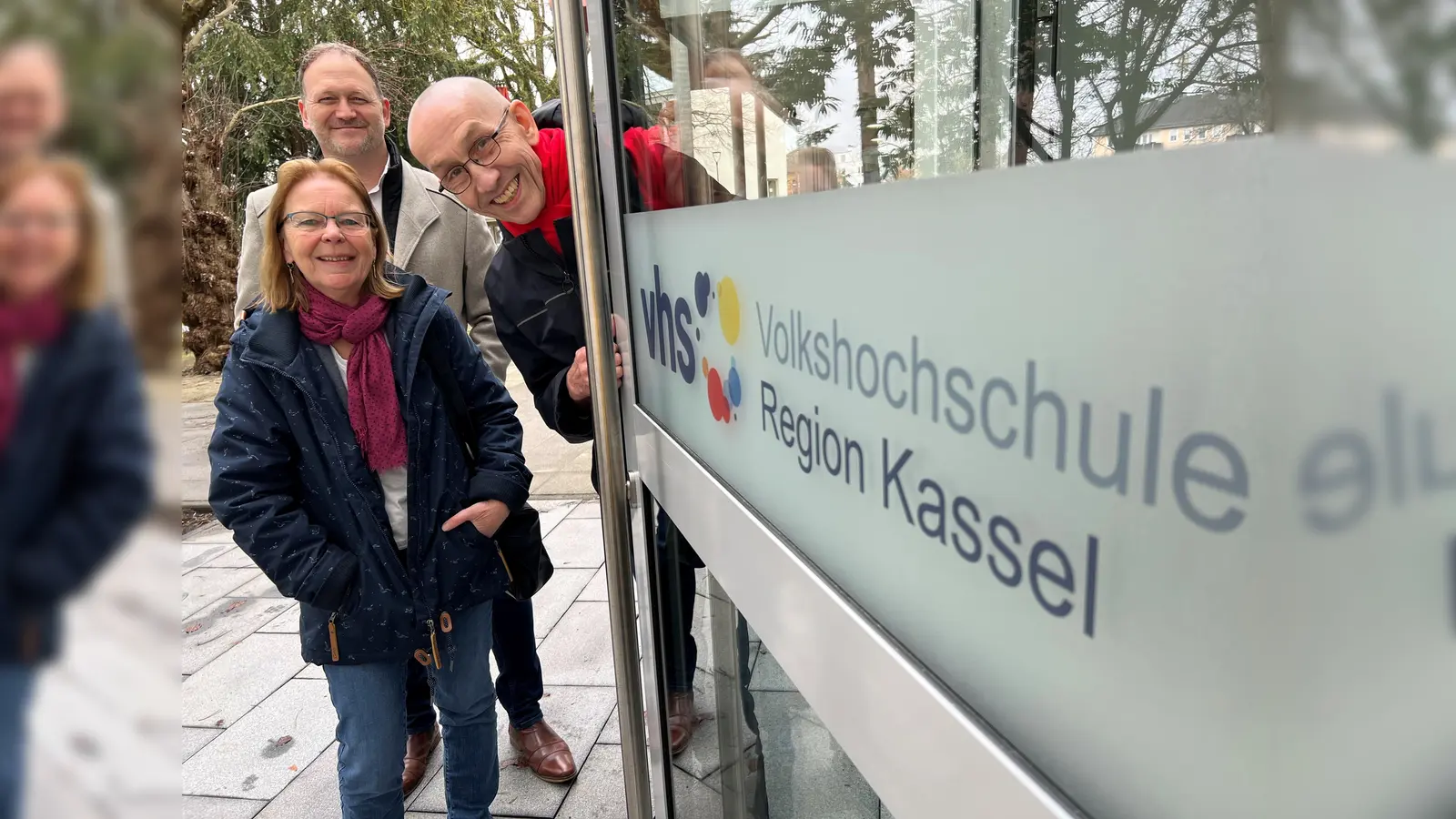 Wünschen sich Verstärkung: Kursleiterin Heidrun Schmidt-Ewald, vhs-Verwaltungsleiter Sven Hebestreit und Kursleiter Siegfried Rinke.  (Foto: Landkreis Kassel)