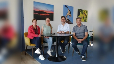 (v.l.) Sabine Meyer von Wolff (Gleichstellungsbeauftragte Samtgemeinde Boffzen), Anna Moritz (Gesundheitslotsin Anna Moritz), Tino Wenkel (Bürgermeister Samtgemeinde Boffzen), Hartmut Altmann (Verein Boffzen Aktiv). (Foto: Ina Mischewski)