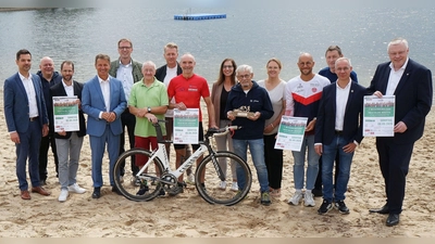 Große Vorfreude auf den siebten Weserbergland-Triathlon bei (v.l.): Thomas Albers (Vereinigte Volksbank eG), Thorsten Schiller (KSB Höxter.), Nils Dorn (Sparkasse Paderborn-Detmold-Höxter), Landrat Michael Stickeln, Markus Merle (Gebr. Becker GmbH &amp; Co. KG), Adalbert Grüner (Non-Stop-Ultra Brakel e.V.), Markus Finger (Moderator), Lars Koch (WSV Beverungen), Mareen Heidemann (KSB Höxter), KSB-Vorsitzender Reiner Stuhldreyer, Jana Jungblut (Stadt Höxter), Benjamin Krog (SSV Wehrden), Ludger Spiegelberg (KSB Höxter) Ansgar Krawinkel (Bäckerei Engel) und Bürgermeister Daniel Hartmann. (Foto: Kreis Höxter/Jürgen Drüke)