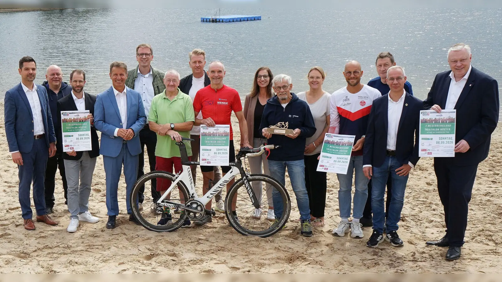 Große Vorfreude auf den siebten Weserbergland-Triathlon bei (v.l.): Thomas Albers (Vereinigte Volksbank eG), Thorsten Schiller (KSB Höxter.), Nils Dorn (Sparkasse Paderborn-Detmold-Höxter), Landrat Michael Stickeln, Markus Merle (Gebr. Becker GmbH &amp; Co. KG), Adalbert Grüner (Non-Stop-Ultra Brakel e.V.), Markus Finger (Moderator), Lars Koch (WSV Beverungen), Mareen Heidemann (KSB Höxter), KSB-Vorsitzender Reiner Stuhldreyer, Jana Jungblut (Stadt Höxter), Benjamin Krog (SSV Wehrden), Ludger Spiegelberg (KSB Höxter) Ansgar Krawinkel (Bäckerei Engel) und Bürgermeister Daniel Hartmann. (Foto: Kreis Höxter/Jürgen Drüke)