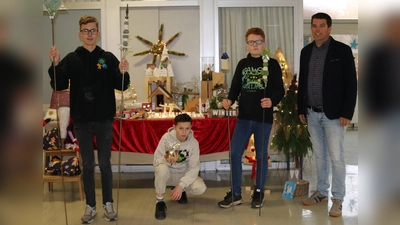Maximilian (v.l.), Jerome und Liam präsentieren gemeinsam mit Schulleiter Christian Haag einen ersten Eindruck auf die schönen und leckeren Produkten, die die Besucher beim „Sternenzauber“-Basar am Sonntag erwarten (Foto: Laurentius-Schule / privat)