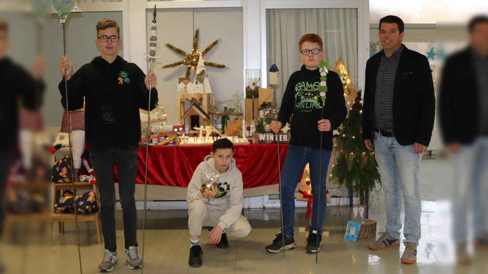 Maximilian (v.l.), Jerome und Liam präsentieren gemeinsam mit Schulleiter Christian Haag einen ersten Eindruck auf die schönen und leckeren Produkten, die die Besucher beim „Sternenzauber“-Basar am Sonntag erwarten (Foto: Laurentius-Schule / privat)