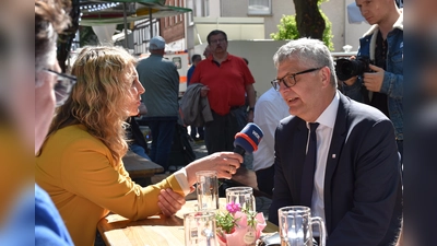 Susanne Wieseler interviewt MDB Christian Haase bei der Themenkonferenz auf dem Kellerplatz (Foto: Barbara Siebrecht)