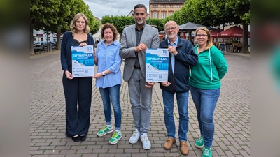 Freuen sich auf die 7. Auflage des Citybiathlons in Holzminden (v.l.): Sarah Krause (Stadtwerke), Isabell Adam (Stadtmarketing), Bürgermeister Christian Belke, Hermann Meyer (MTV Altendorf) und Inga Schaper (Stadtmarketing). (Foto: Stadtmarketing Holzminden)