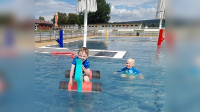 Diese kleinen Badegäste sind die ersten Nutzer der neuen Wasserspielgeräte. (Foto: privat)