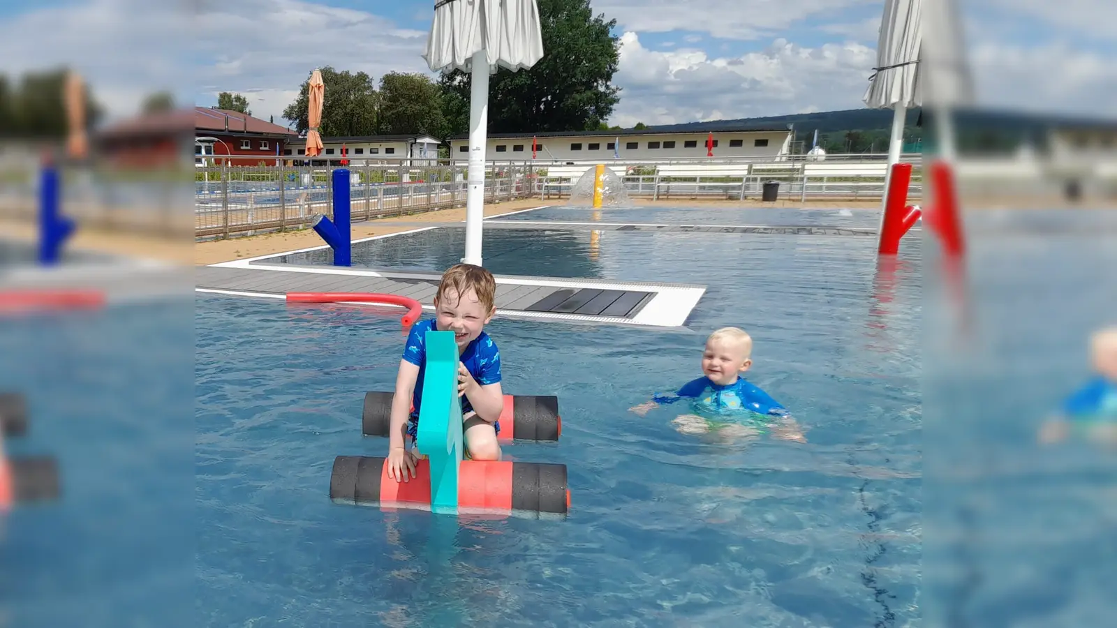 Diese kleinen Badegäste sind die ersten Nutzer der neuen Wasserspielgeräte. (Foto: privat)