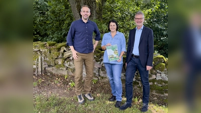 Claudia Wolff, Geschäftsführerin des Naturparks Solling-Vogler, Wolf Ebeling (links), Leiter des Forstamtes Neuhaus und Ralf Buberti (rechts), Vorsitzender der Verbandsversammlung freuen sich über das erfolgreiche Kooperationsprojekt. (Foto: NP Solling-Vogler)