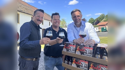 Mit dem Warburger Dunkel alkoholfrei Bio wird das 14. Produkt der Warburger Brauerei Kohlschein präsentiert. Im Bild Jan-Henrik Baum (Stabsstelle Geschäftsleitung), Braumeister Peter Schießl und Brauereichef Franz-Axel Kohlschein. (Foto: privat)