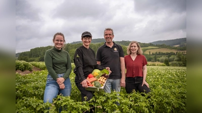 V.l.: Pauline Krause vom Landesverband Regionalbewegung NRW e.V., Antje Lange und Frank<br>Hesse vom Quellenhof Gastronomieservice GmbH und Lina Schlieper von der Öko-Modellregion<br>Kreis Höxter. (Foto: I. Jansen/ÖMR Kreis Höxter)