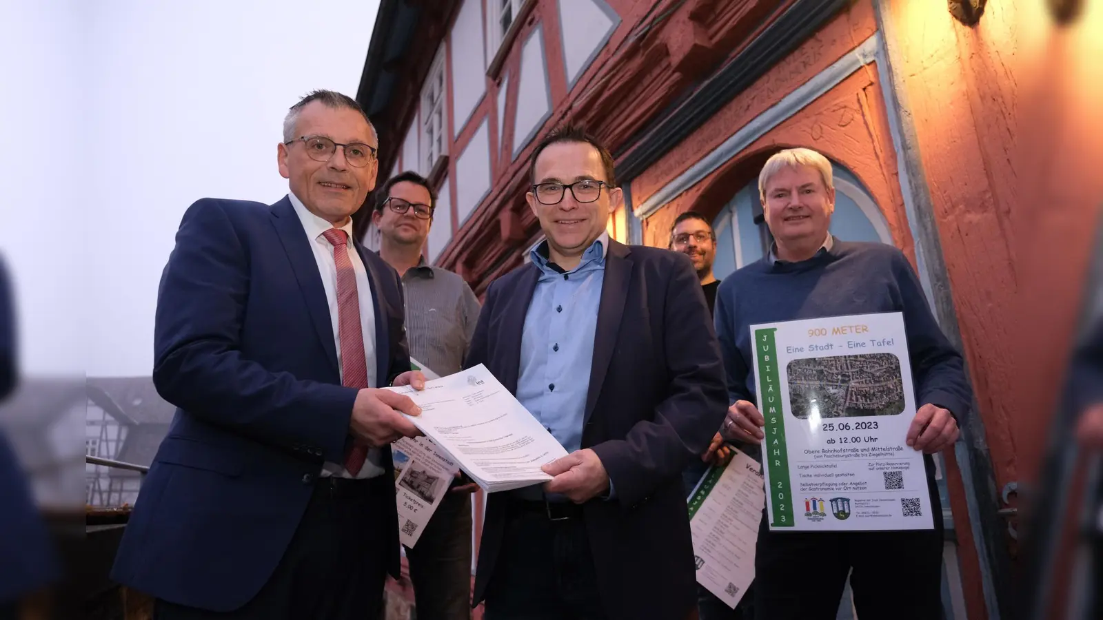 Landrat Andreas Siebert (l.) überreicht den Förderbescheid an Immenhausens Bürgermeister Lars Obermann (Mitte). Cornelius Turrey (Sprecher des Regionalforums KulturLandschaft HessenSpitze), Carsten Petry (Region Kassel-Land e.V.) und Peter Nissen (Servicezentrum Regionalentwicklung) freuen sich schon auf die Veranstaltungen im Jubiläumsjahr.  (Foto: Landkreis Kassel)