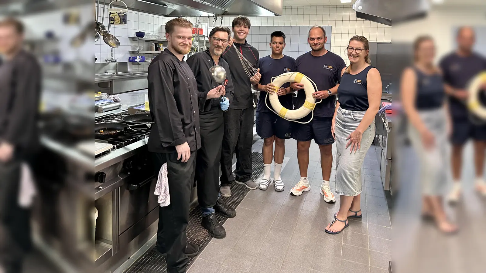 Der Nachwuchs in der Weser-Therme macht sich mit den Arbeitsutensilien vertraut: Benjamin Arnold (Koch-Azubi), Peter Klassen (Küchenchef), Mykola Konev (Koch-Azubi), Nicklas-Leon Dörr (Azubi Fachangestellter für Bäderbetriebe), Lars Kuphal (Badbereichsleiter) und Martina Abel (Geschäftsführung Bad Karlshafen GmbH). (Foto: Weser-Therme)