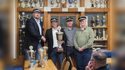 Hauptmann 1. Kompanie: Tobias Kayser gratuliert Königsoffizier Benjamin Kleinschmidt ( Vertreter Hauptmann 2. Kompanie), Oberst Dirk Rüschoff mit General Udo Koch. (Foto: Schützenbruderschaft Würgassen)