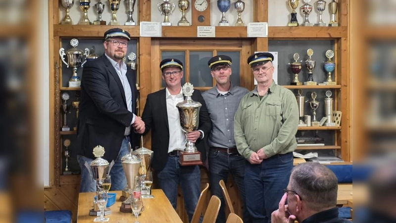 Hauptmann 1. Kompanie: Tobias Kayser gratuliert Königsoffizier Benjamin Kleinschmidt ( Vertreter Hauptmann 2. Kompanie), Oberst Dirk Rüschoff mit General Udo Koch. (Foto: Schützenbruderschaft Würgassen)