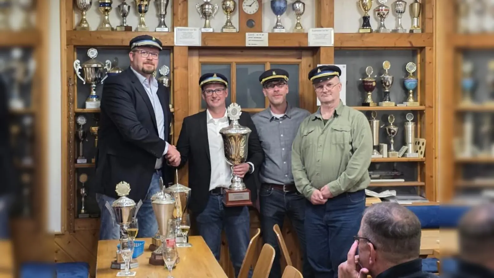 Hauptmann 1. Kompanie: Tobias Kayser gratuliert Königsoffizier Benjamin Kleinschmidt ( Vertreter Hauptmann 2. Kompanie), Oberst Dirk Rüschoff mit General Udo Koch. (Foto: Schützenbruderschaft Würgassen)