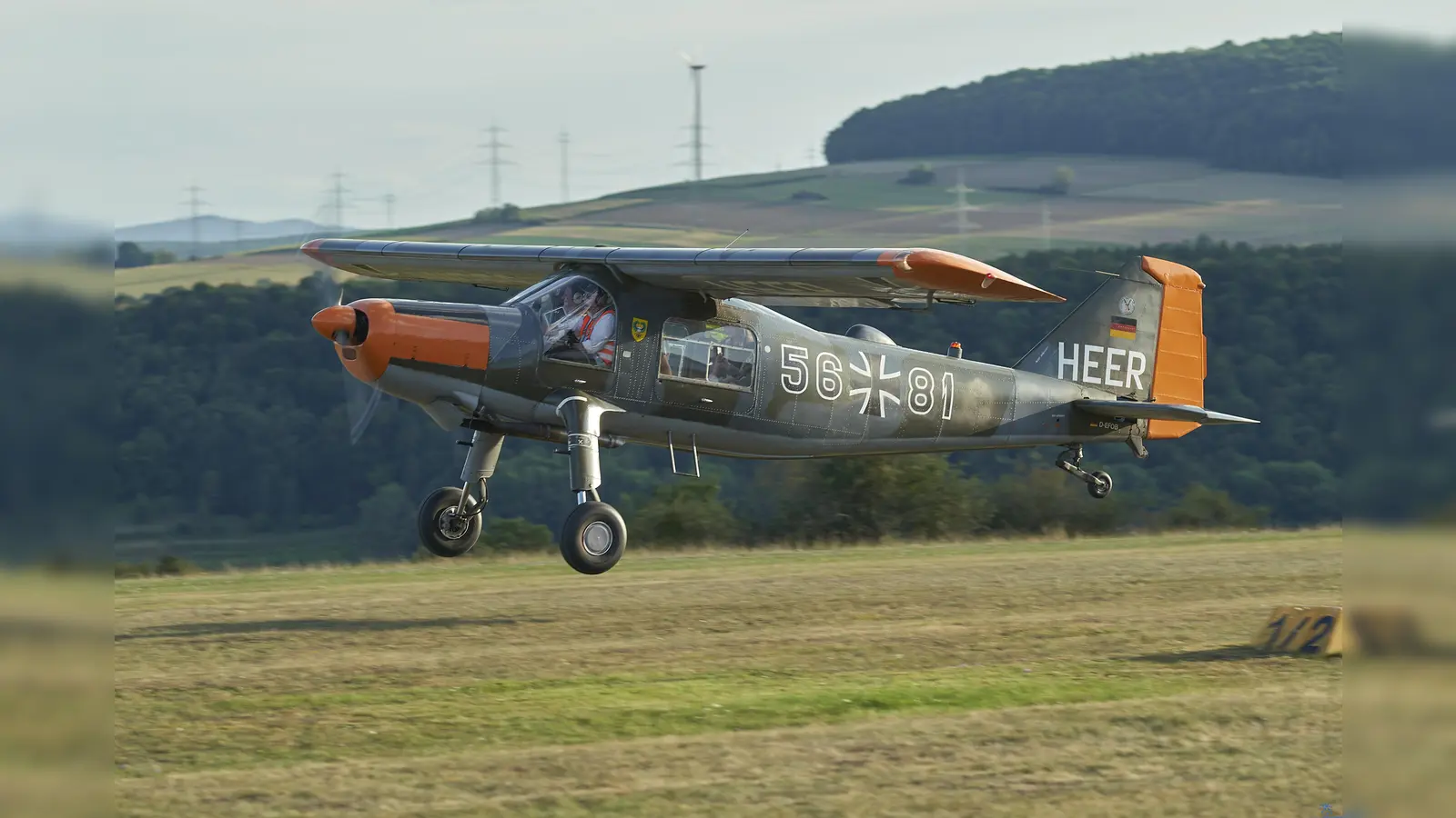 Die Dornier DO 27 aus Bad Gandersheim, hier bei einem der vielen Starts auf dem Hölleberg, war auch in diesem Jahr wieder ein beliebter Anziehungspunkt für Rundflüge beim Flugplatzfest. (Foto: Stefan Bönning)