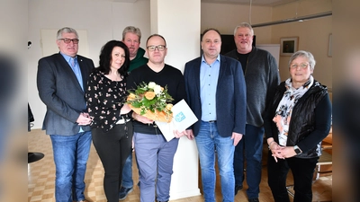 Viktor Kraft (4. v. l.) von der AWH feiert sein 25-jähriges Dienstjubiläum. Es gratulieren (v. l.) Frank Wetzel vom Gesamtpersonalrat, Natalia Kraft, Dirk Specht (AWH-Personalrat), Landrat Michael Schünemann, Betriebsleiter Dr. Dirk Brinkmann und Elke Gresens aus der Personalstelle des Landkreises. (Foto: Landkreis Holzminden)
