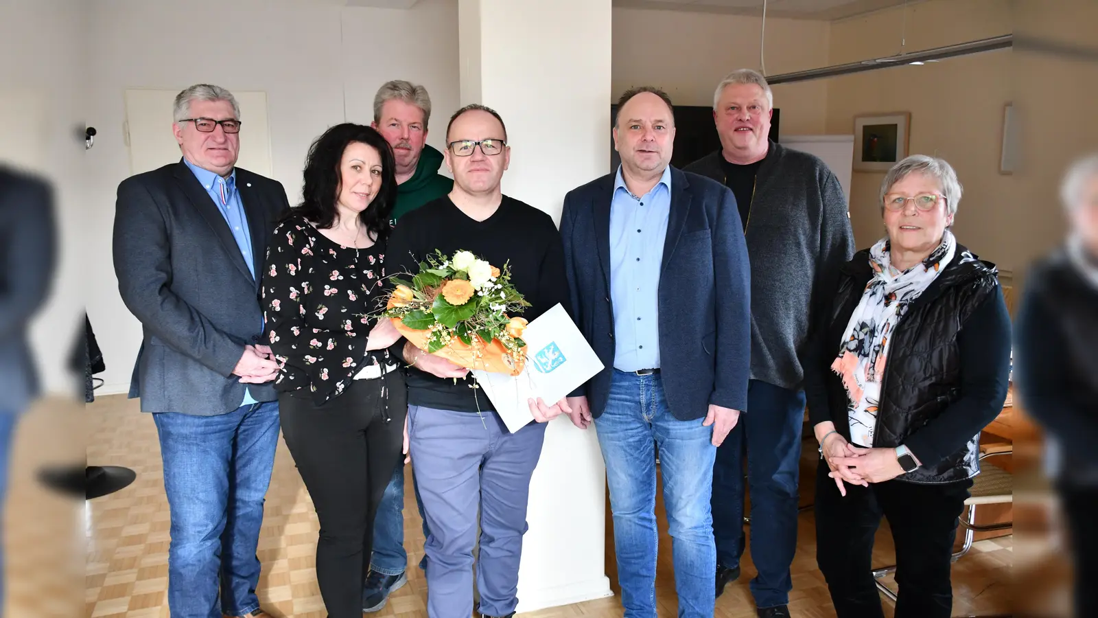 Viktor Kraft (4. v. l.) von der AWH feiert sein 25-jähriges Dienstjubiläum. Es gratulieren (v. l.) Frank Wetzel vom Gesamtpersonalrat, Natalia Kraft, Dirk Specht (AWH-Personalrat), Landrat Michael Schünemann, Betriebsleiter Dr. Dirk Brinkmann und Elke Gresens aus der Personalstelle des Landkreises. (Foto: Landkreis Holzminden)