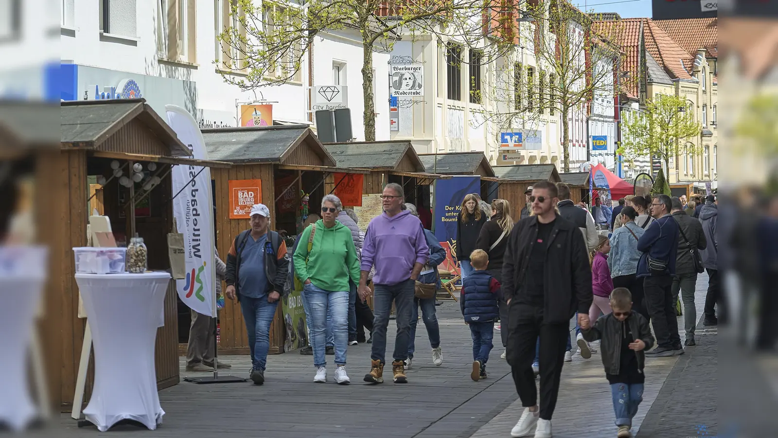 Zahlreiche Hansestädte präsentierten sich mit ihren Ständen in der Haupstraße. (Foto: Stefan Bönning)