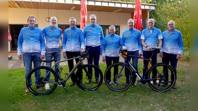 An der Stiebel-Eltron-Halle in Holzminden hat das Organisationsteam von „Rund um den Solling“ zum ersten Mal das neue Outfit präsentiert. Sie erhoffen sich wieder eine große Beteiligung an der beliebten Benefiz-Veranstaltung. (Foto: Schwannecke / KSB Holzminden)