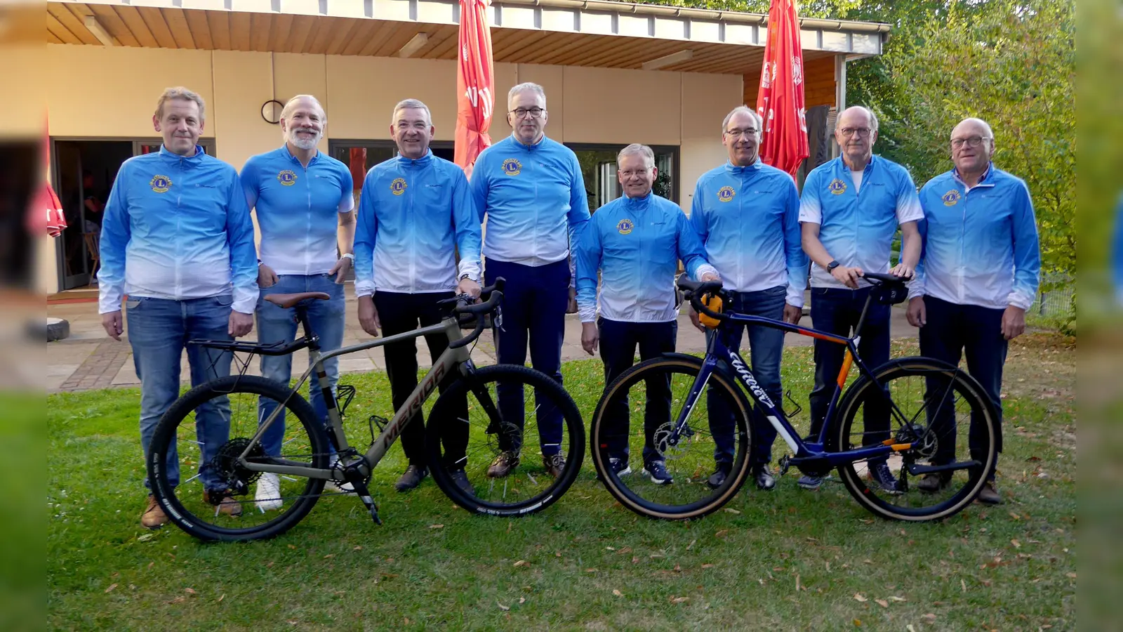 An der Stiebel-Eltron-Halle in Holzminden hat das Organisationsteam von „Rund um den Solling“ zum ersten Mal das neue Outfit präsentiert. Sie erhoffen sich wieder eine große Beteiligung an der beliebten Benefiz-Veranstaltung. (Foto: Schwannecke / KSB Holzminden)