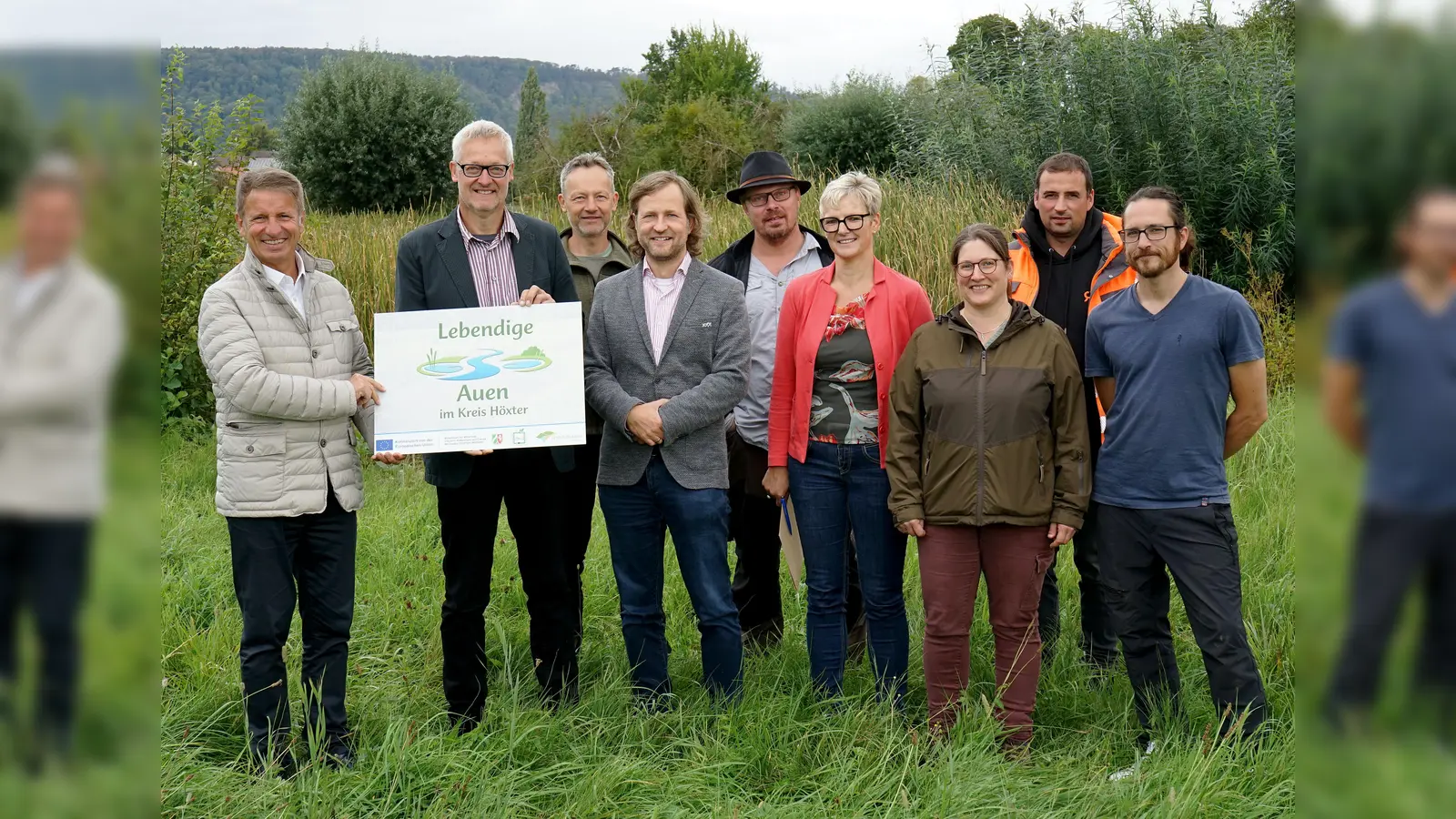 Über den Baustart des Projekts „Lebendige Auen im Kreis Höxter“ freuen sich: (v. l.) Landrat Michael Stickeln, Frank Grawe (Landschaftsstation im Kreis Höxter e. V.), Diego Krämer (Kreis Höxter), Christian Langner (Bezirksregierung Detmold), Dr. Peter Maciej (Landschaftsstation im Kreis Höxter e. V.), Dr. Kathrin Weiß (Fachbereichsleitung Umwelt, Bauen und Geoinformationen), Dr. Tanja Haus-Maciej (Kreis Höxter), Richard Diedrich (RD Tiefbau und Abbruch GmbH &amp; Co. KG), Arne Füsers (Landschaftsstation im Kreis Höxter e. V.). (Foto: Kreis Höxter)