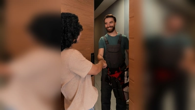 Falscher Handwerker steht vor der Haustür. (Foto: Magnific)