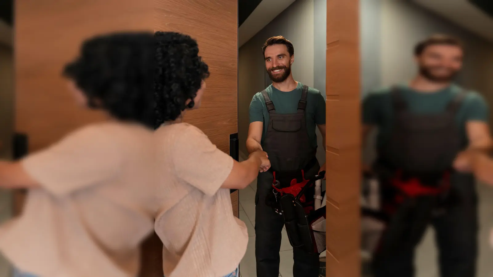 Falscher Handwerker steht vor der Haustür. (Foto: Magnific)