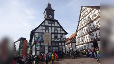 Spenneweih vor´m Rathaus. (Foto: Touristik-Information Uslar)