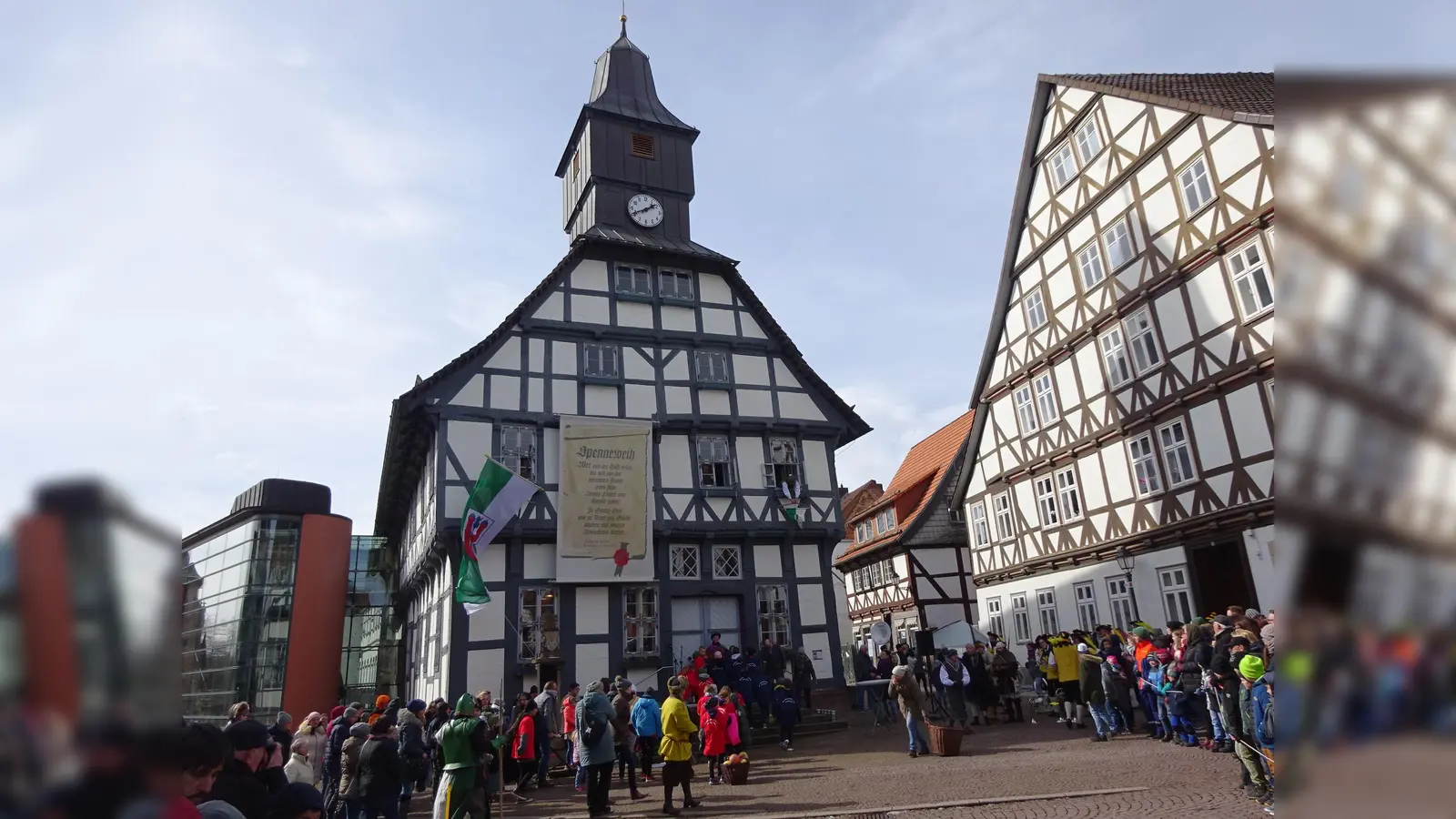 Spenneweih vor´m Rathaus. (Foto: Touristik-Information Uslar)