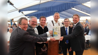 (v.l.) Leander Sasse, Geschäftsführer Stadtwerke, Brauerei-Geschäftsführer Michael Kohlschein, Landrat Michael Stickeln, Schirmherr MdL Matthias Goeken, Bürgermeister Tobias Scherf und Brauerei-Geschäftsführer Franz-Axel Kohlschein.  (Foto: Julia Sürder)