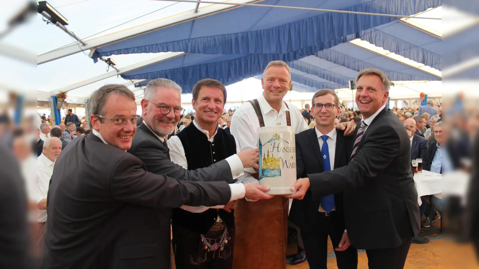 (v.l.) Leander Sasse, Geschäftsführer Stadtwerke, Brauerei-Geschäftsführer Michael Kohlschein, Landrat Michael Stickeln, Schirmherr MdL Matthias Goeken, Bürgermeister Tobias Scherf und Brauerei-Geschäftsführer Franz-Axel Kohlschein.  (Foto: Julia Sürder)