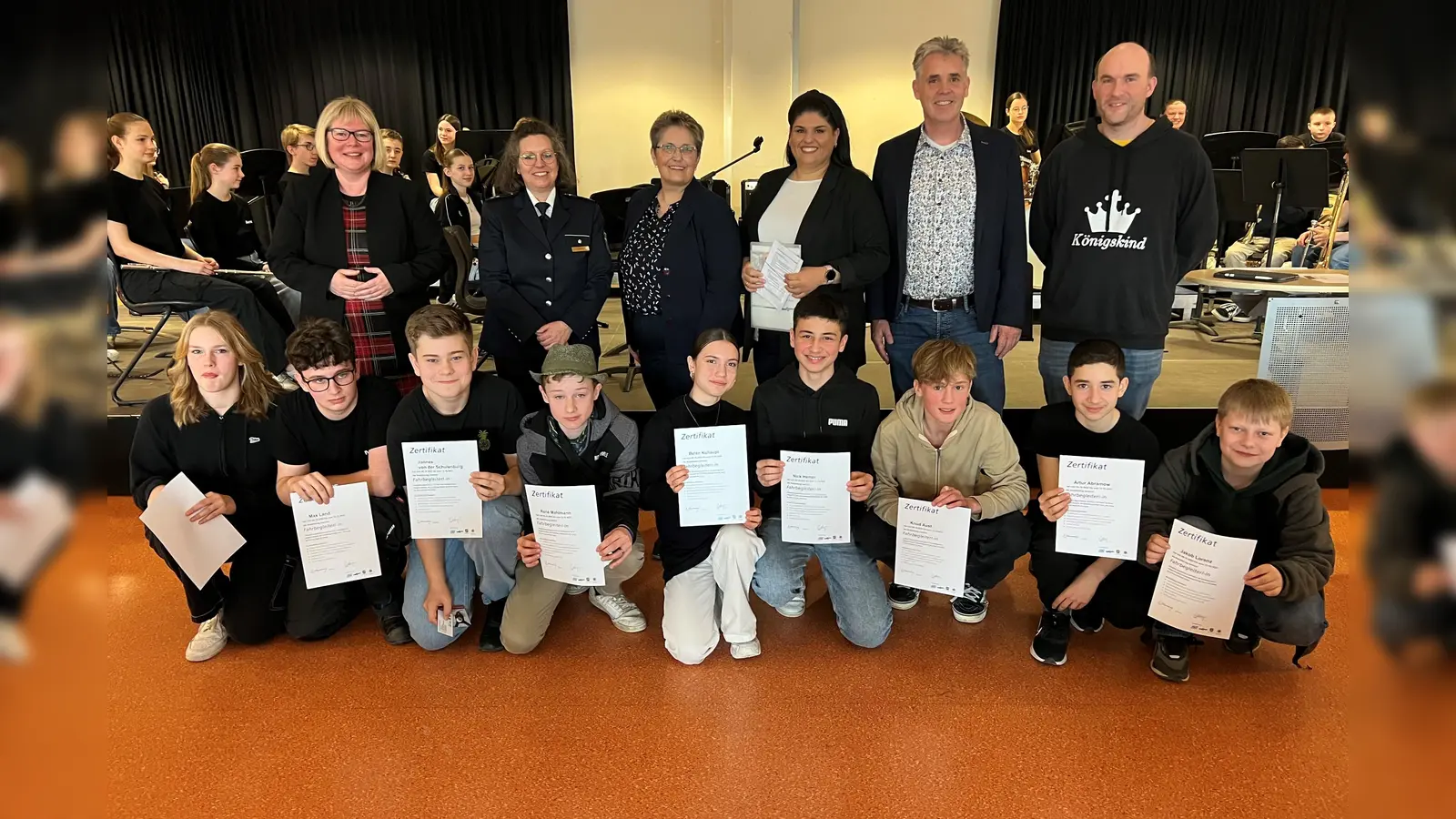 Die neuen Fahrbegleitenden: (vorne v.l.) Lisa Gajewski, Max Land, Jannes von der Schulenburg, Rene Mahlmann, Belen Kuhaupt, Nick Hemer, Knd Aust, Artur Abramow und Jakob Lorenz mit Vizelandrätin Silke Engler (hinten v.l.), Silke Konrad, Schutzfrau vor Ort, den Trainerinnen Birgit Schaumburg und Gentiana Syla von der KVG, Schulleiter Manuel Coote und Lehrer Frank Dittrich.  (Foto: Landkreis Kassel)