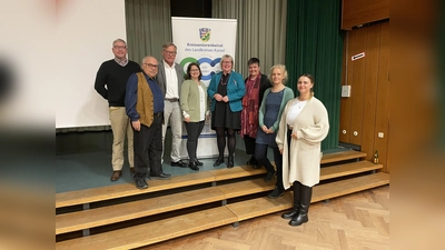 Einige der Mitglieder des Fachbeirates zur Erstellung des Seniorenplans: (von links) Uwe Larcher, Pflegestützpunkt und Behindertenbeauftragter des Landkreises Kassel, Karl Schäffer, Kreisseniorenbeirat, Wilfried Apel, Kreisseniorenbeirat, Nathalie Hügues, Altenhilfe- und Sozialplanung, Vize-Landrätin Silke Engler, Patricia Ruffini, Demografie-Agentur und Kultur Landkreis Kassel, Elisabeth Wegener, Leiterin des Fachgebiets Alter und Begleitung beim Diakonischen Werk Region Kassel und Theresa Deigmann, Koordinierungszentrum Bürgerengagement Landkreis Kassel.  (Foto: Landkreis Kassel)