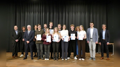 Alle Preisträgerinnen und Preisträger zusammen mit ihren Laudatorinnen und Laudatoren sowie Schulleiter Antonio Burgos und Sparkassen-Regionalleiter Thomas Groppe.<br>Vordere Reihe, von links nach rechts:<br>Schulleiter Antonio Burgos, Preisträger Luca Ramón Leiweke, Preisträgerin Anastasia Utigenow, Preisträgerin Elisa-Marie Kluwe, Preisträgerin Hannah Wittrock, Preisträger Raphael Schübeler, Preisträgerin Leonie Tenter, Sparkassen-Regionalleiter Thomas Groppe, Laudator Christoph Paetzold.<br>Hintere Reihe, von links nach rechts:<br>Laudator Frank Kieseheuer, Laudator David Feldpausch, Laudatorin Janina Rüther, Laudator Benedikt Speer, Preisträger Mika Döhre, Preisträger Carlsson Wandtke, Laudatorin Antje Kanbach-Gocke.  (Foto: privat)