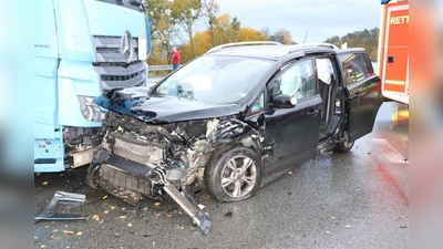 Der beschädigte Ford schleuderte gegen den Lkw. (Foto: Polizei)
