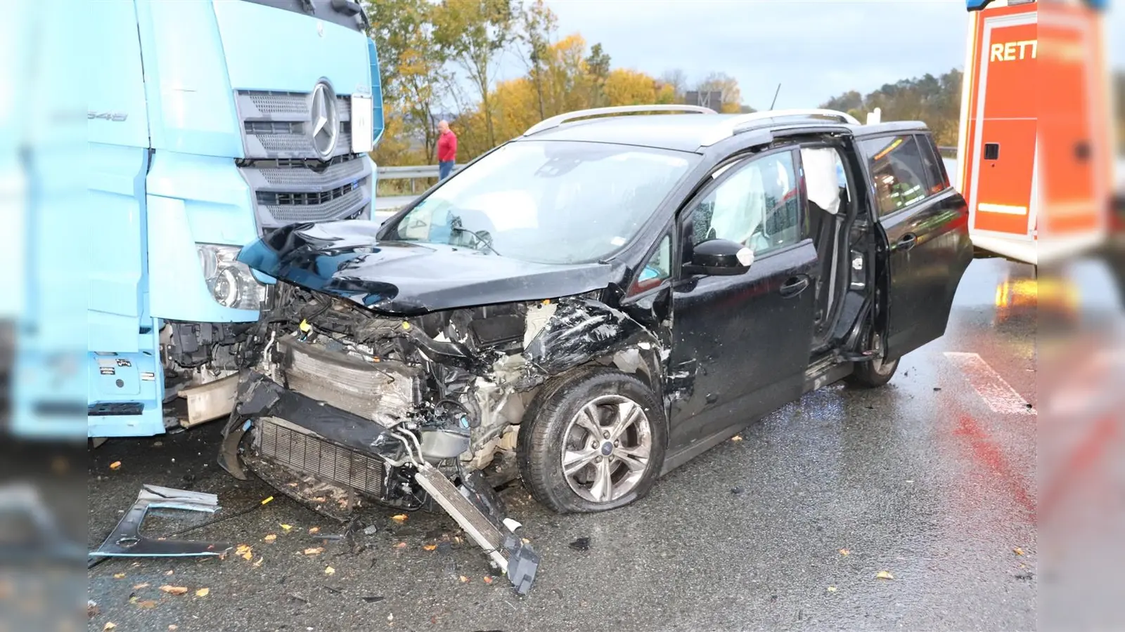 Der beschädigte Ford schleuderte gegen den Lkw. (Foto: Polizei)
