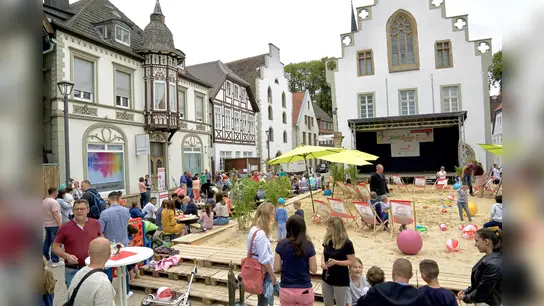 Zahlreiche Neubürgerinnen und Neubürger folgten der Einladung zum Stadtstrand auf den Brakeler Marktplatz. (Foto: Stadt Brakel)