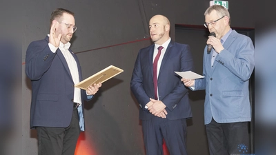 Stadtverordnetenvorsteher Ralf Heere (re.) verpflichtete Manuel Zeich per Handschlag und nahm ihm im Beisein von Amtsvorgänger Martin Lange den Amtseid ab. (Foto: Stefan Bönning)